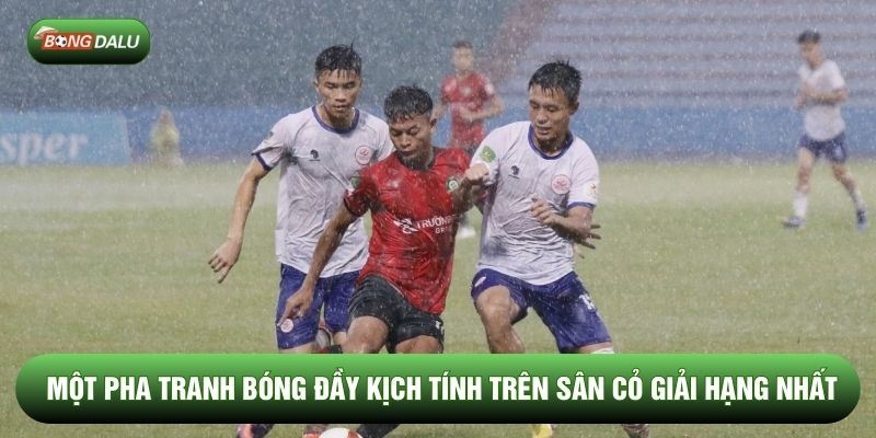 Một pha tranh bóng đầy kịch tính trên sân cỏ giải hạng nhất